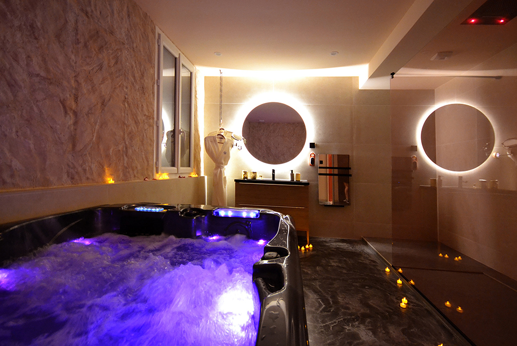 Noti Room, espace détente avec jacuzzi à Romans-sur-Isère