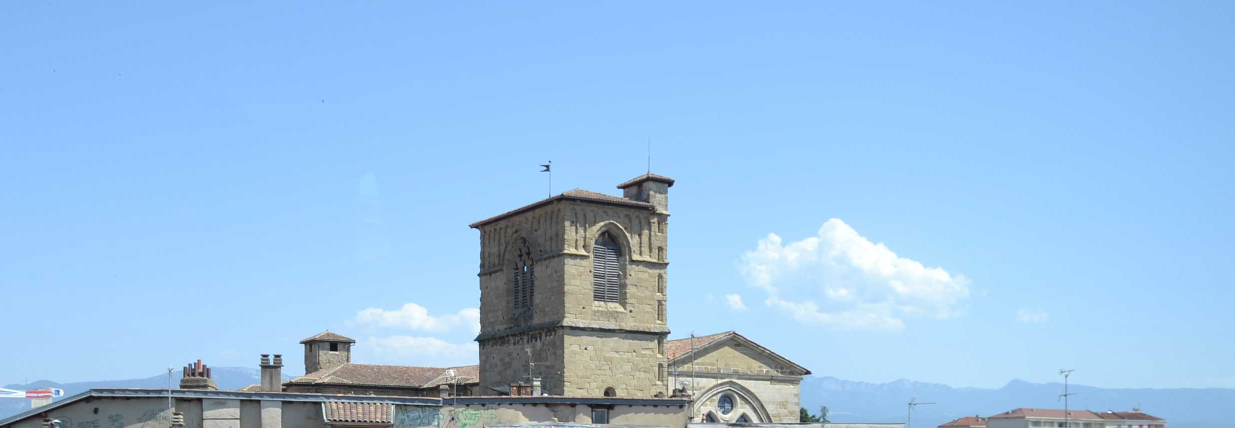 Vue sur la collégiale Saint-Barnard